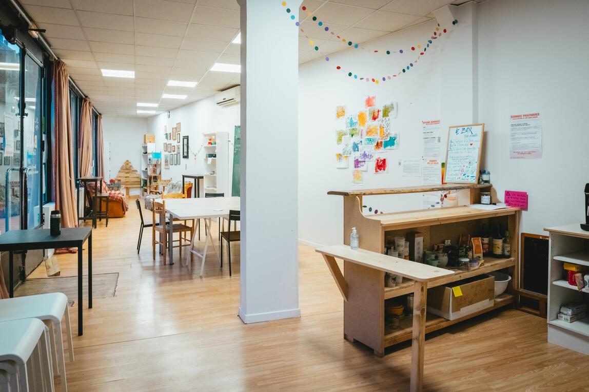 Untitled photo de l'intérieur de la base avec le bar et la salle de réunion