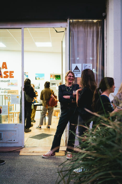 Untitled photo de l'extérieur de la base avec des gens dehors et dedans qui discutent à l'occasion d'une soirée organisée dans le lieu